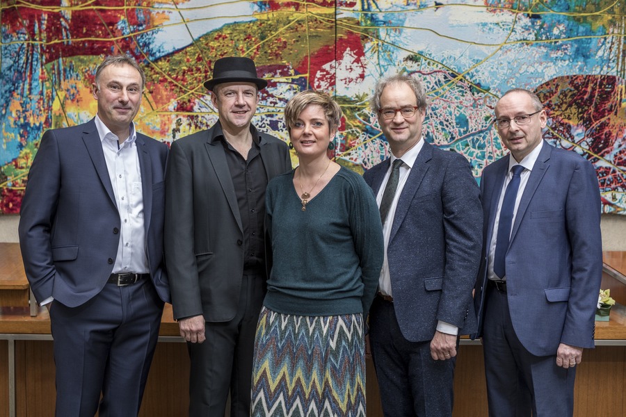 Districtscollege Deurne (v.l.n.r. Philip Van Acker, Frank Vercammen, Elke Brydenbach, Tjerk Sekeris, Freddy Lorent) Districtscollege Deurne (v.l.n.r. Philip Van Acker, Frank Vercammen, Elke Brydenbach, Tjerk Sekeris, Freddy Lorent)